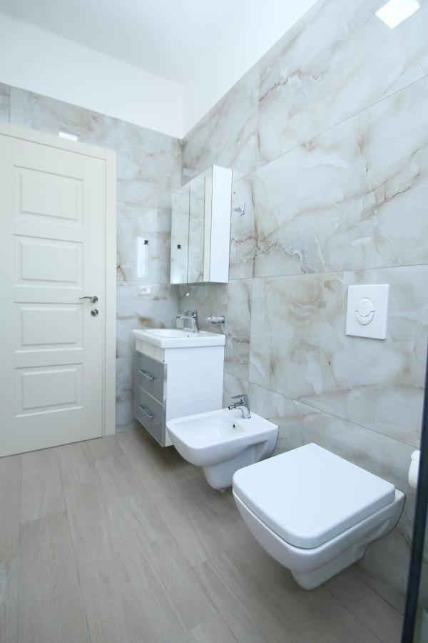 Hotel Roalb Radhimë 외부 사진